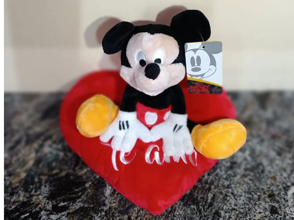 Mickey Mouse sobre corazón